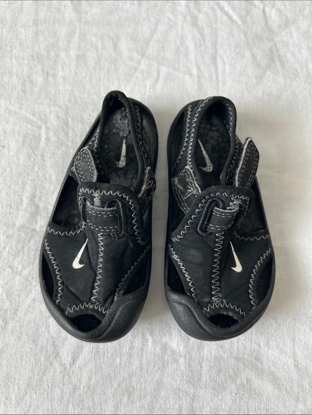 Nike Black Kids Water Sandal with White Swoosh, Sz.4, Gently Used.
